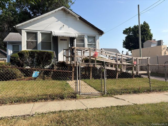  3 BR,  2.00 BTH &nbsp;Ranch style home in Hempstead