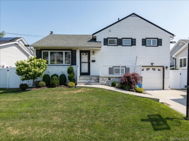  3 BR,  3.00 BTH &nbsp;Split level style home in North Bellmore