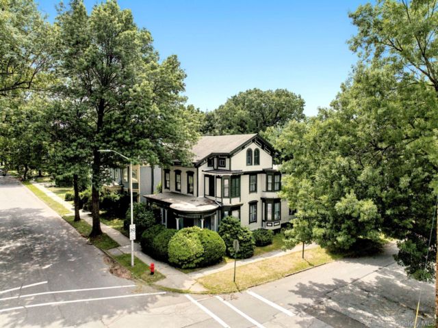  6 BR,  4.00 BTH &nbsp;Victorian style home in Poughkeepsie
