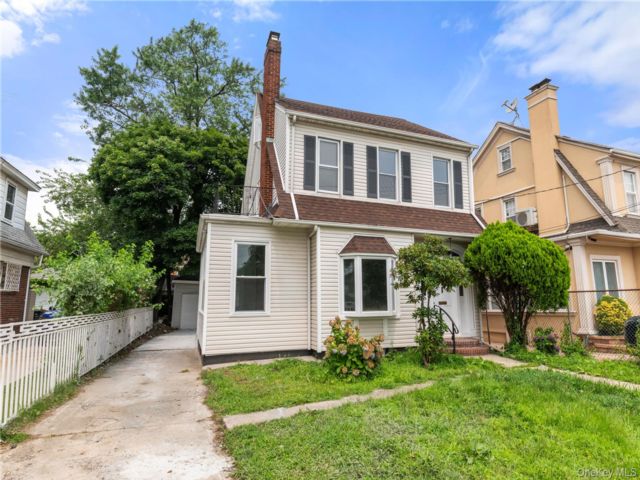  4 BR,  4.00 BTH &nbsp;Colonial style home in Jamaica