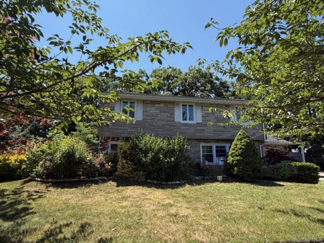  3 BR,  2.00 BTH &nbsp;Split level style home in Massapequa