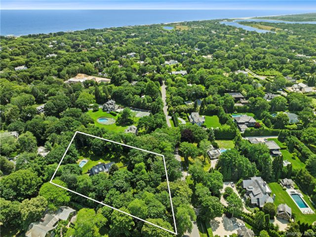  3 BR,  3.00 BTH &nbsp;Traditional style home in East Hampton