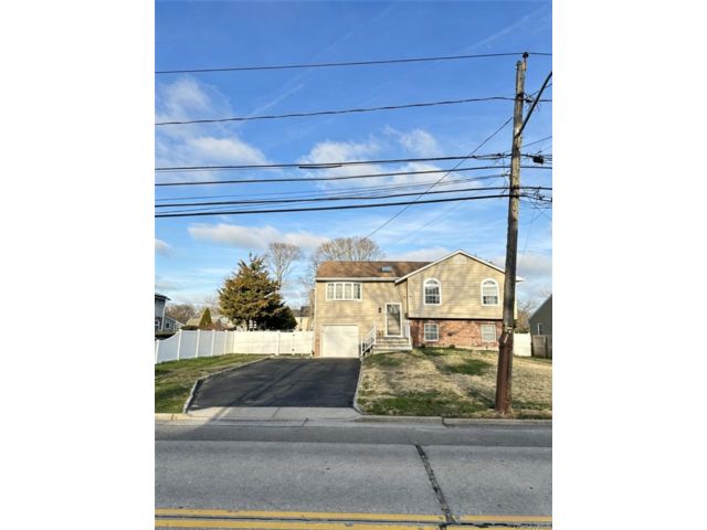  4 BR,  2.00 BTH &nbsp;Modern style home in Bayport