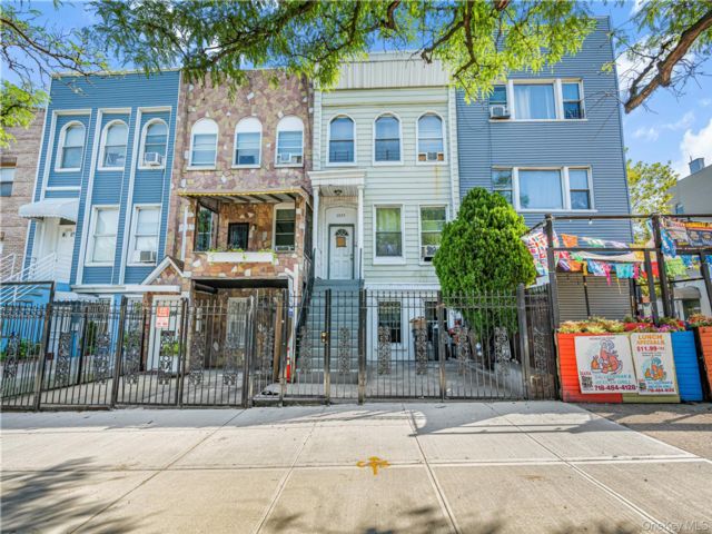  7 BR,  4.00 BTH &nbsp;A-frame style home in East New York