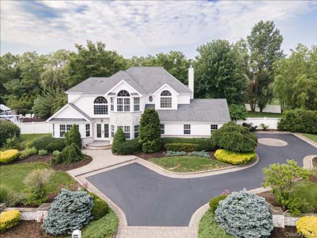  5 BR,  3.00 BTH &nbsp;Colonial style home in Miller Place
