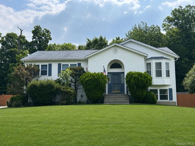  4 BR,  3.00 BTH &nbsp;Split level style home in Spring Valley
