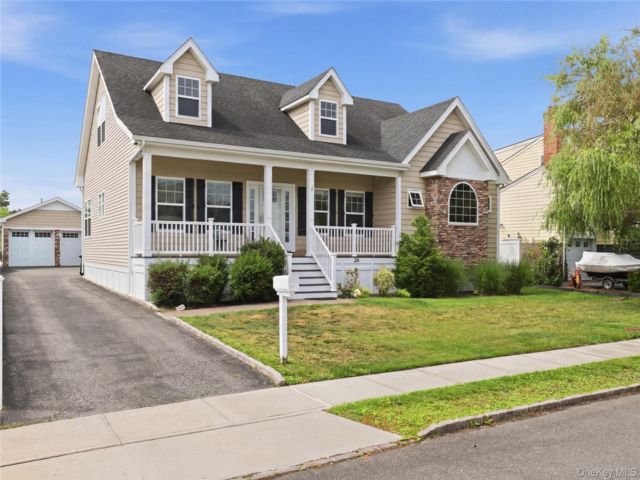  3 BR,  3.00 BTH &nbsp;Exp cape style home in Amityville