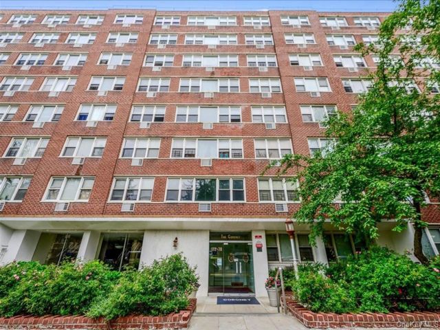  1 BR,  1.00 BTH &nbsp;High rise style home in Jamaica Estates