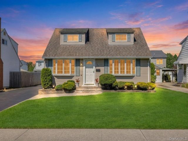  3 BR,  2.00 BTH &nbsp;Exp cape style home in Hicksville