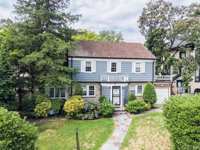  3 BR,  4.00 BTH &nbsp;Colonial style home in Hollis Hills