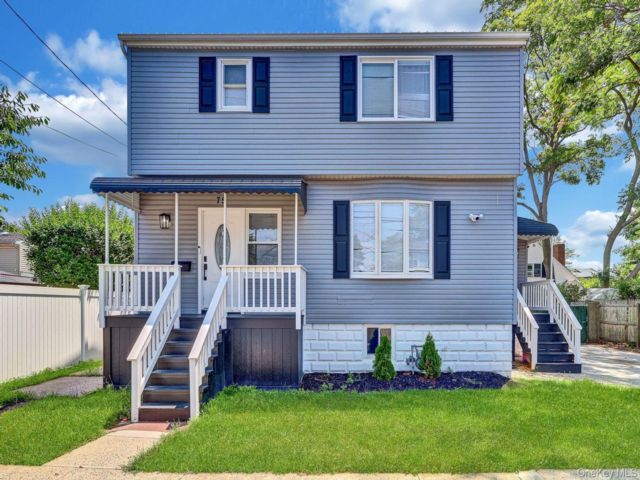  4 BR,  3.00 BTH &nbsp;Colonial style home in East Rockaway