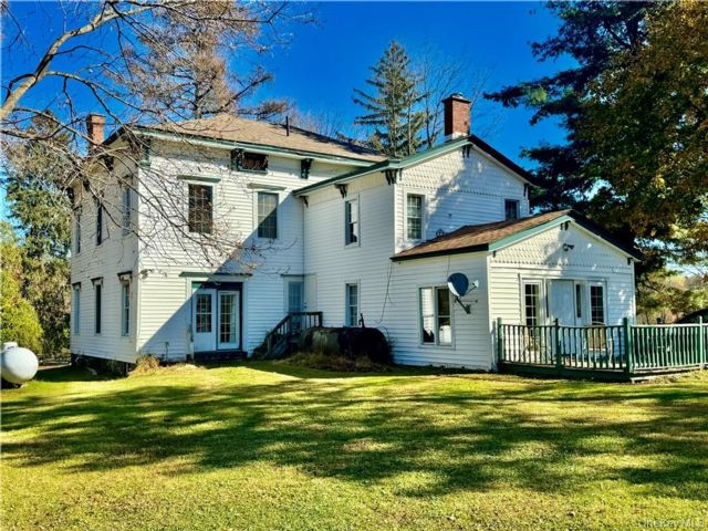  5 BR,  5.00 BTH &nbsp;Colonial style home in Middletown