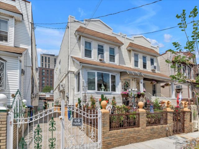  5 BR,  2.00 BTH &nbsp;Colonial style home in Cypress Hills