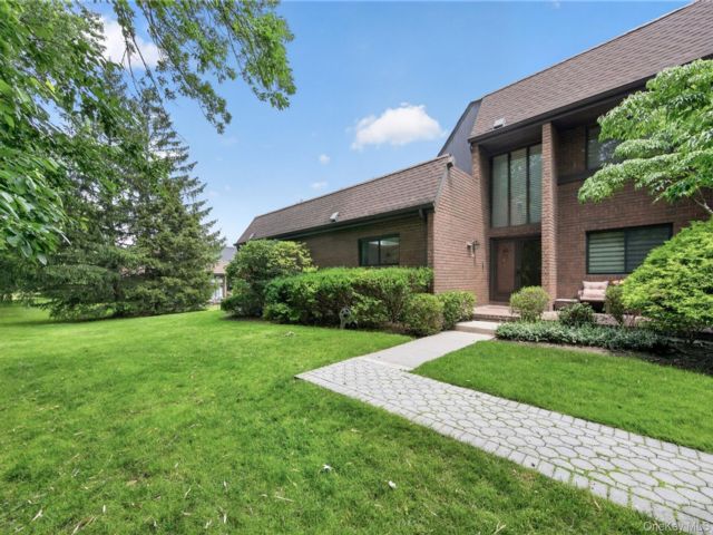 3 BR,  4.00 BTH &nbsp;Condo style home in Roslyn