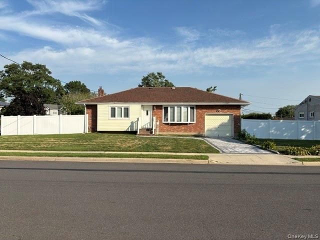  3 BR,  2.00 BTH &nbsp;Ranch style home in Plainview