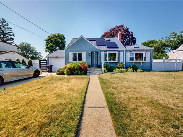  4 BR,  2.00 BTH &nbsp;Cape cod style home in West Babylon