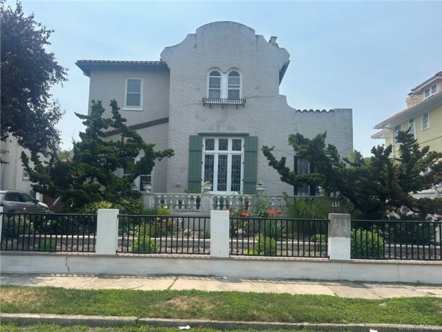  1 BR,  1.00 BTH &nbsp;Mediterranean style home in Long Beach