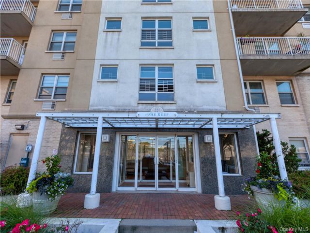  2 BR,  1.00 BTH &nbsp;Mid rise style home in Rockaway Beach