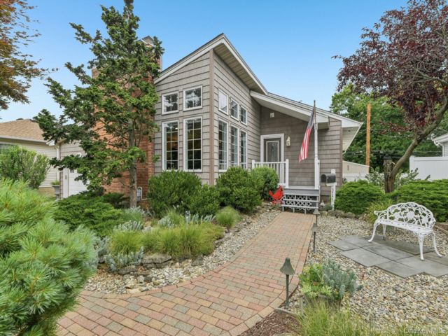  3 BR,  2.00 BTH &nbsp;Ranch style home in Seaford