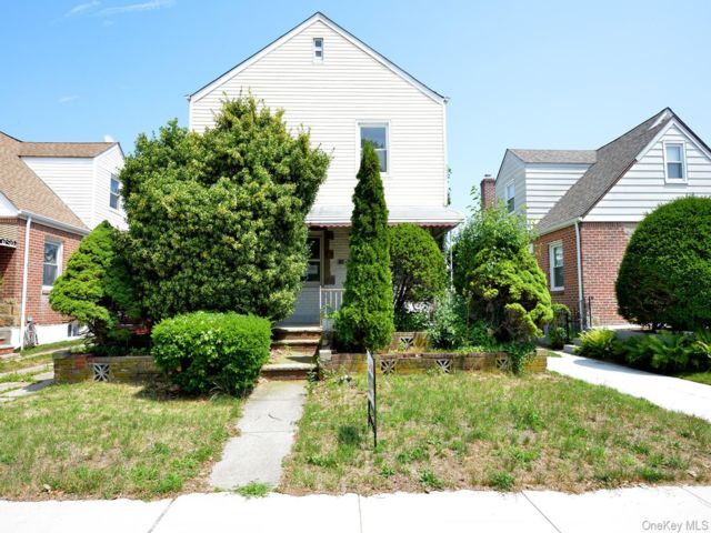  3 BR,  1.00 BTH &nbsp;Colonial style home in Cambria Heights