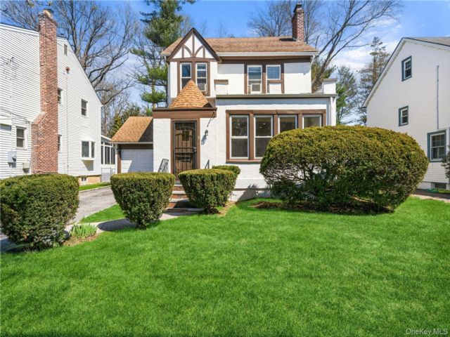  3 BR,  2.00 BTH &nbsp;Colonial style home in Great Neck