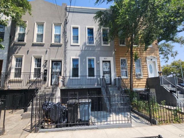  5 BR,  3.00 BTH &nbsp;Colonial style home in Cypress Hills