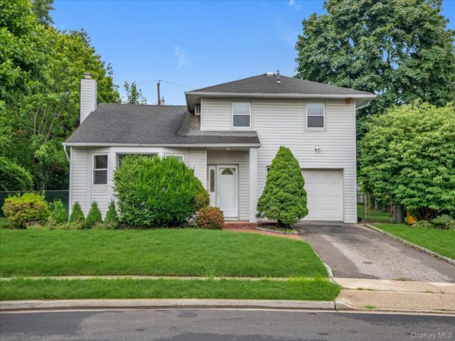  4 BR,  2.00 BTH &nbsp;Split level style home in Plainview