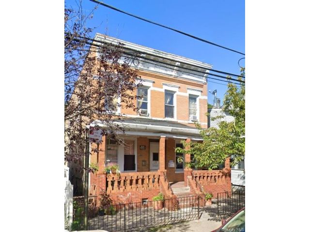  8 BR,  4.00 BTH &nbsp;House style home in Cypress Hills