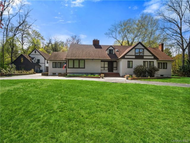  7 BR,  5.00 BTH &nbsp;Cape cod style home in Locust Valley