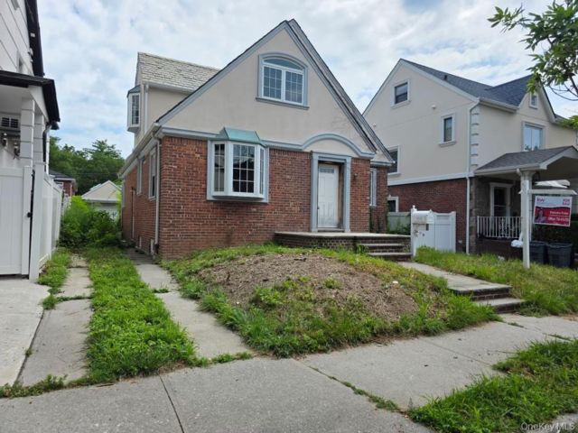  4 BR,  1.00 BTH &nbsp;Cape cod style home in Rego Park