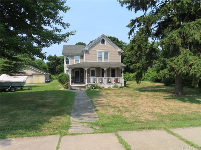  7 BR,  3.00 BTH &nbsp;Colonial style home in West Sayville