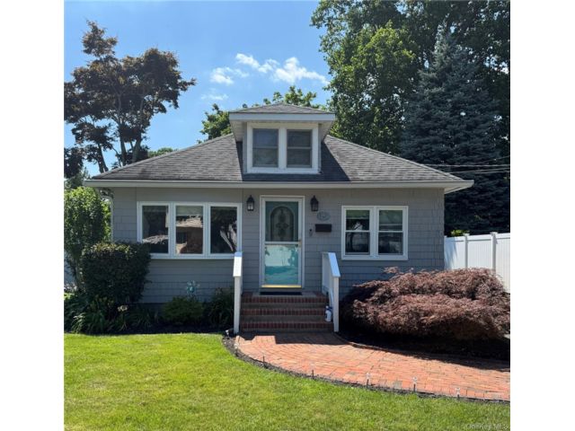  2 BR,  1.00 BTH &nbsp;Ranch style home in Sayville