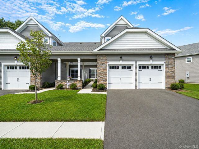  2 BR,  2.00 BTH &nbsp;Condo style home in Coram