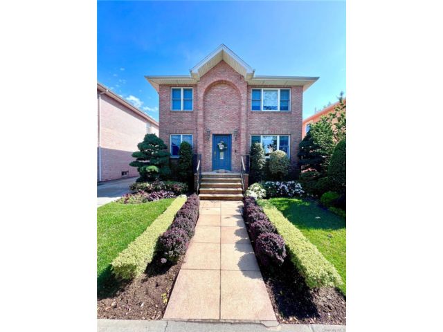  3 BR,  3.00 BTH &nbsp;Mediterranean style home in Whitestone