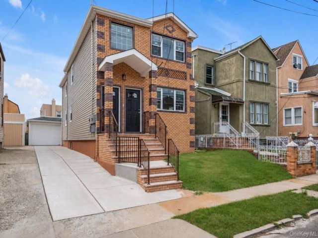  6 BR,  5.00 BTH &nbsp;House style home in Rosedale