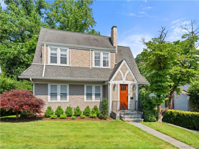  3 BR,  3.00 BTH &nbsp;Colonial style home in Hastings-on-hudson