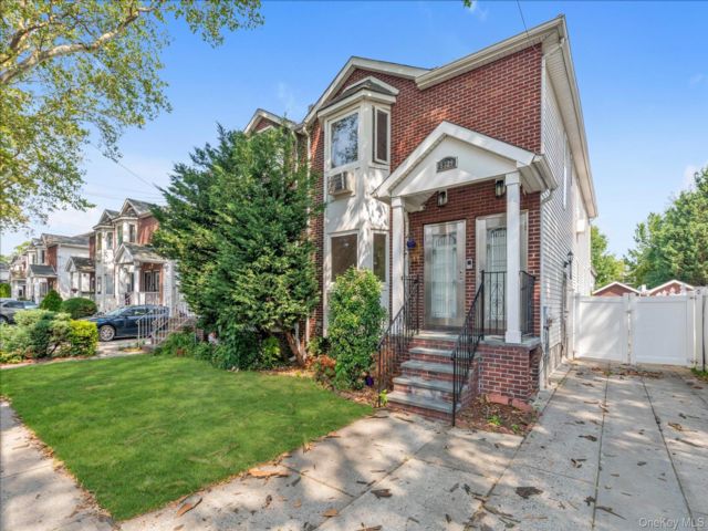  6 BR,  6.00 BTH &nbsp;House style home in Woodhaven