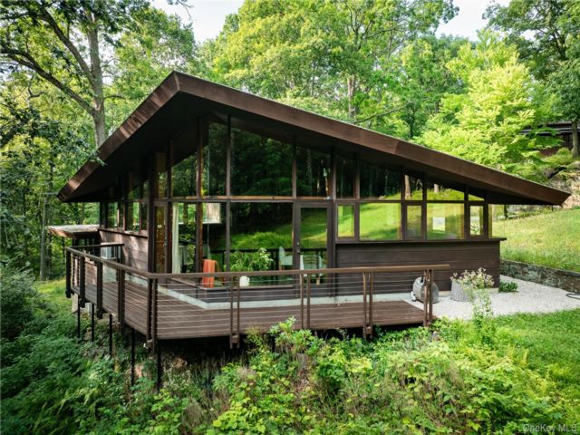  2 BR,  2.00 BTH &nbsp;Contemporary style home in Ossining