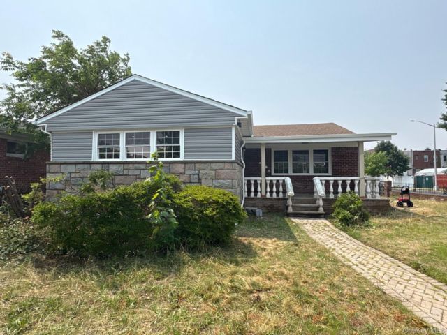  4 BR,  4.00 BTH &nbsp;Exp ranch style home in Cambria Heights