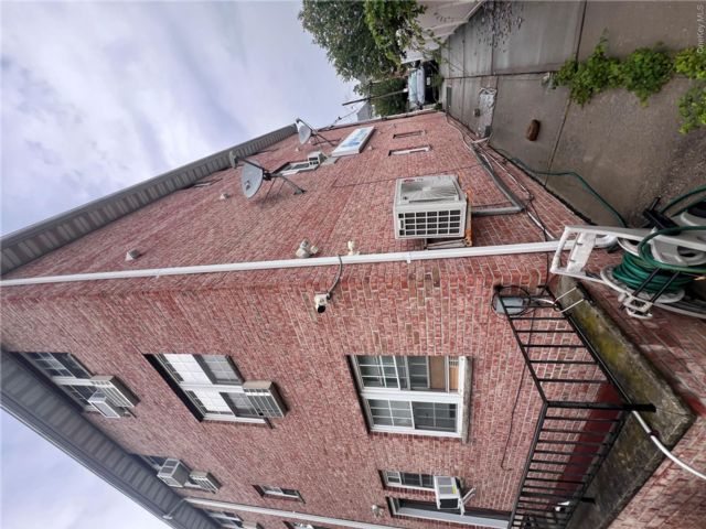  5 BR,  6.00 BTH &nbsp;Contemporary style home in Bayside