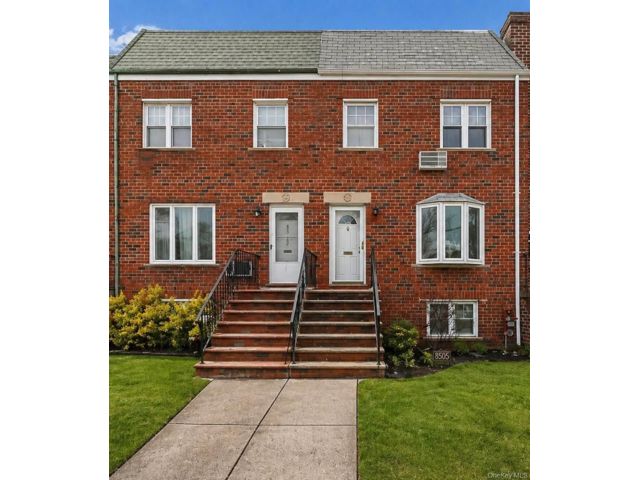  3 BR,  2.00 BTH &nbsp;House style home in Rego Park