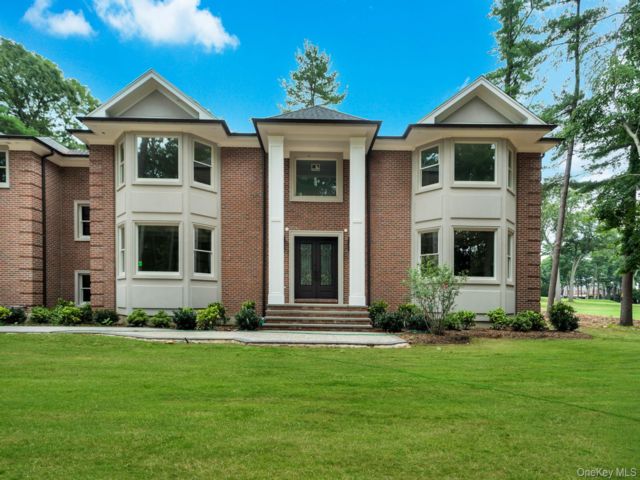  6 BR,  7.00 BTH &nbsp;Colonial style home in Muttontown