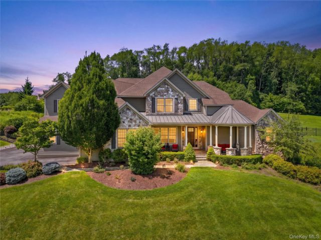  4 BR,  5.00 BTH &nbsp;Colonial style home in Warwick