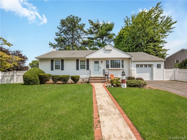  3 BR,  1.00 BTH &nbsp;Ranch style home in Farmingdale