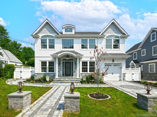  5 BR,  6.00 BTH &nbsp;Colonial style home in Manhasset