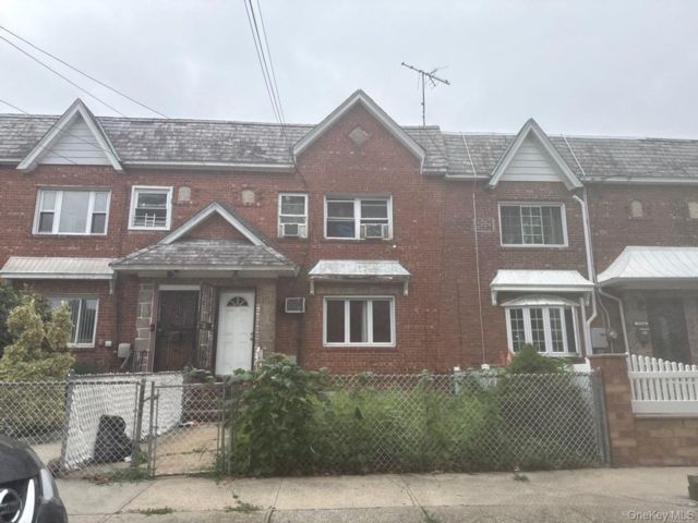  3 BR,  1.00 BTH &nbsp;Colonial style home in South Ozone Park