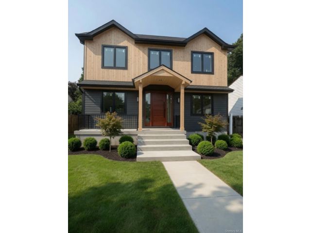  5 BR,  4.00 BTH &nbsp;Colonial style home in Uniondale