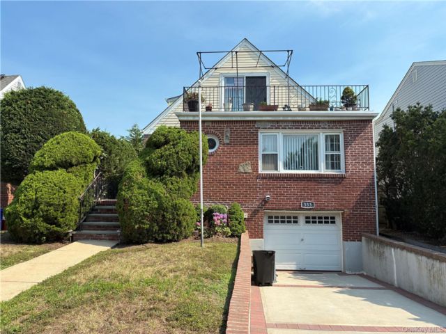  4 BR,  2.00 BTH &nbsp;Cape cod style home in Long Beach