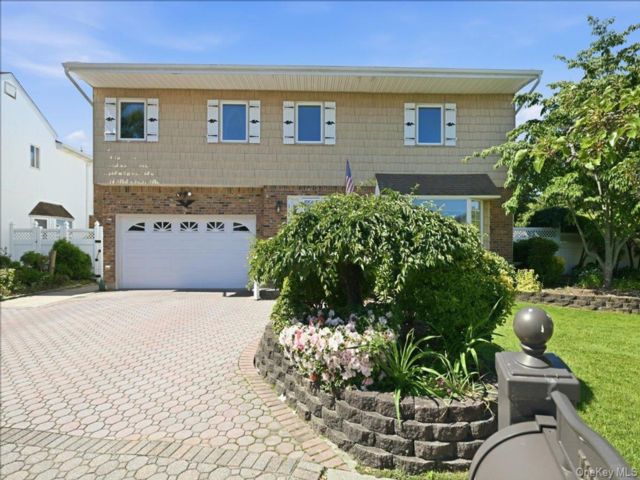  5 BR,  4.00 BTH &nbsp;Colonial style home in East Meadow