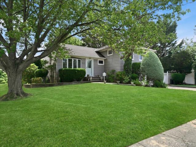  3 BR,  2.00 BTH &nbsp;Split level style home in Seaford